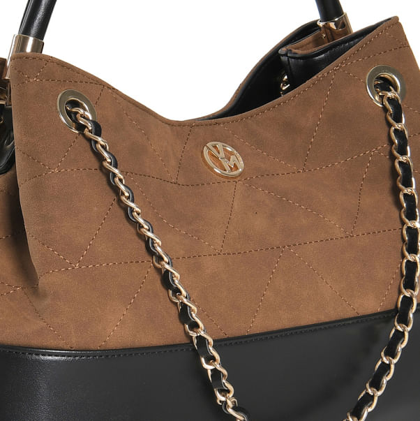 Bolsa Via Marte Feminina caramelo em destaque mostrando detalhes do material e acabamento